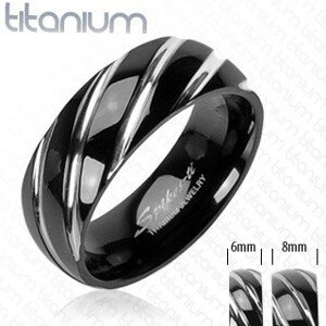 Titánium gyűrű fekete színben - keskeny ferde bemetszések ezüst árnyalatban - Nagyság: 67