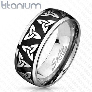 Titánium gyűrű ezüst és fekete színben, fényes szélek, kelta szimbólumok, 8 mm - Nagyság: 63