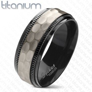 Titánium gyűrű, fekete bemetszett szélek, csiszolt matt középső sáv, 8 mm - Nagyság: 65
