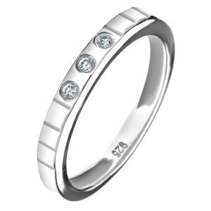 925 ezüst gyűrű - három beágyazott cirkónia, gravírozott vonalak - Nagyság: 52